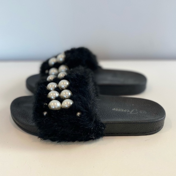 Black Slides Faux Fur and Pearl sandals size 6 - Picture 4 of 12